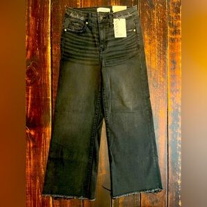 Zenana wide leg black cropped jeans. Size Small.